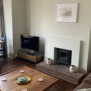 lovely-4-bedroom-home-stones-throw-from-the-beach.brighton-hotels-england.com/